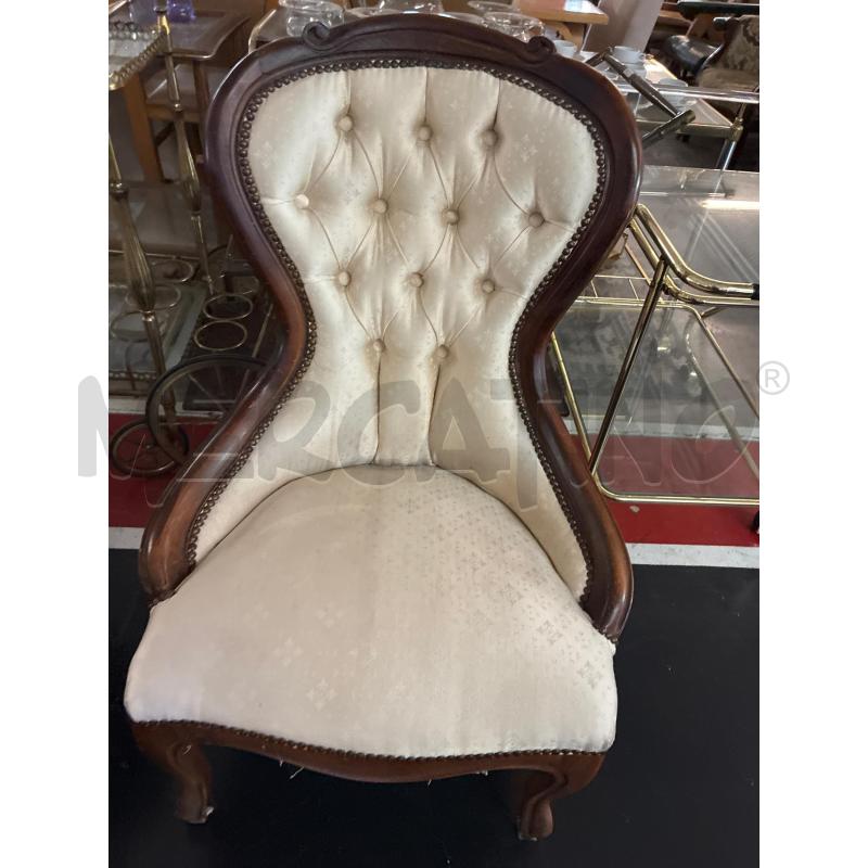POLTRONCINA DA CAMERA A POZZETTO IN LEGNO C NOCE E TESSUTO TRAPUNTATO BEIGE DAMASCATO DAVANTI E DIET | Mercatino dell'Usato Teramo 3