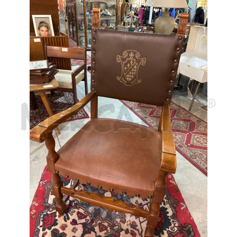 POLTRONCINA IN STILE COL. NOCE STEMMA ARALDICO CON BRACCIOLI | Mercatino dell'Usato Teramo 2