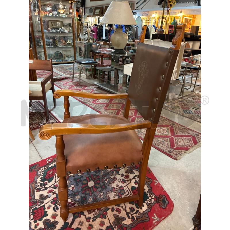 POLTRONCINA IN STILE COL. NOCE STEMMA ARALDICO CON BRACCIOLI | Mercatino dell'Usato Teramo 3