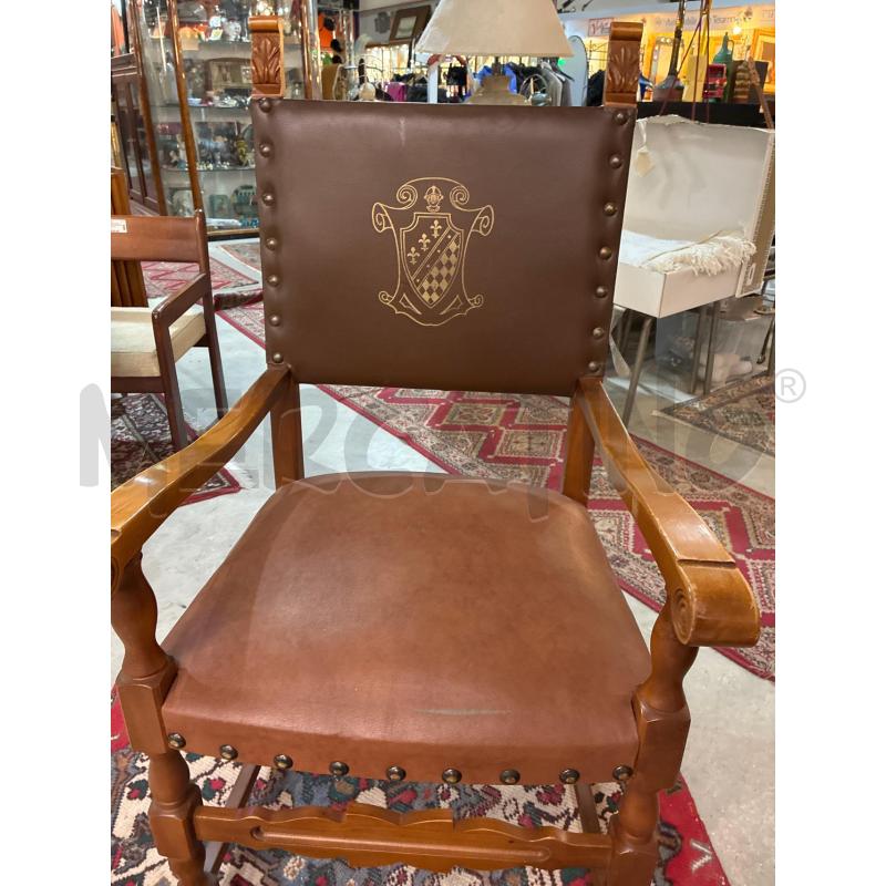 POLTRONCINA IN STILE COL. NOCE STEMMA ARALDICO CON BRACCIOLI | Mercatino dell'Usato Teramo 5