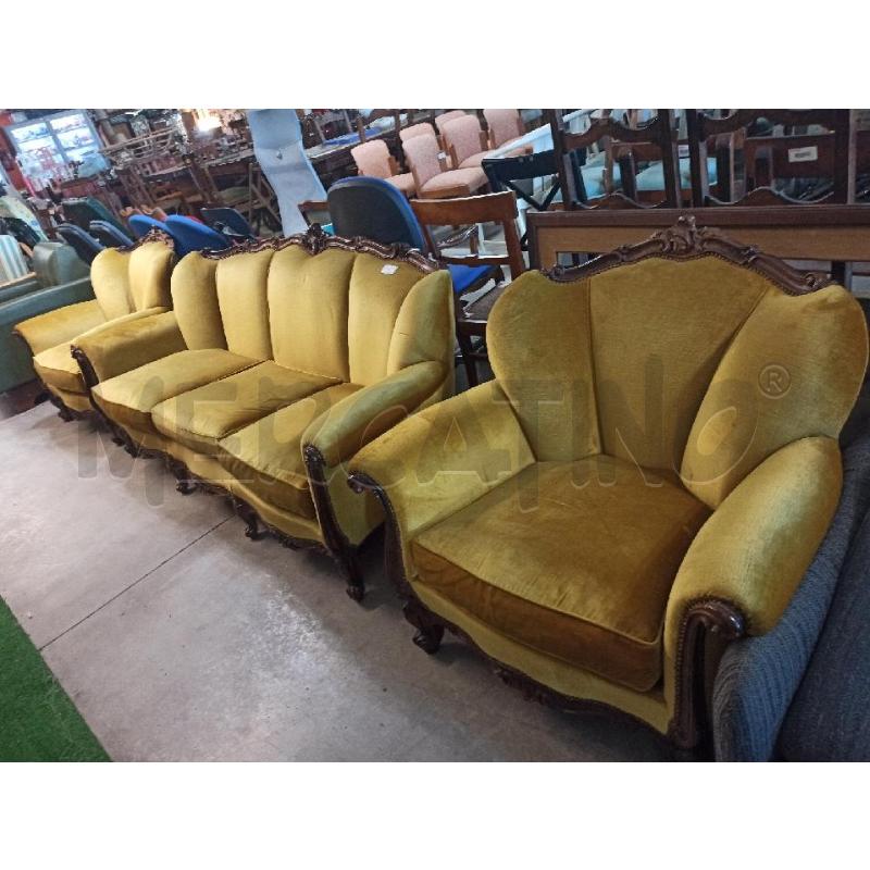 SALOTTO NOSTALGIA DIVANO + 2 POLTRONE LEGNO INTAGLIATO STOFFA VELLUTO GIALLINA | Mercatino dell'Usato Teramo 1