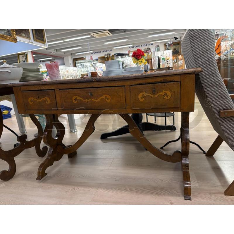 SCRIVANIA EPOCA PROB ORIGINI SICILIANE PIANO INTAGLIATO PIEDI LAVORATI A LIRA + 3 CASSETTINI | Mercatino dell'Usato Teramo 3