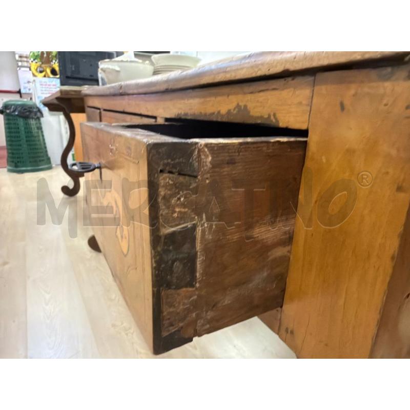 SCRIVANIA EPOCA PROB ORIGINI SICILIANE PIANO INTAGLIATO PIEDI LAVORATI A LIRA + 3 CASSETTINI | Mercatino dell'Usato Teramo 4