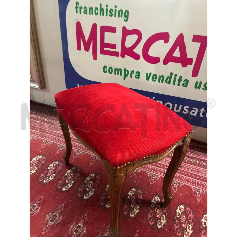 SGABELLO LEGNO 4 PIEDI SCIABOLA TESSUTO ROSSO | Mercatino dell'Usato Teramo 2