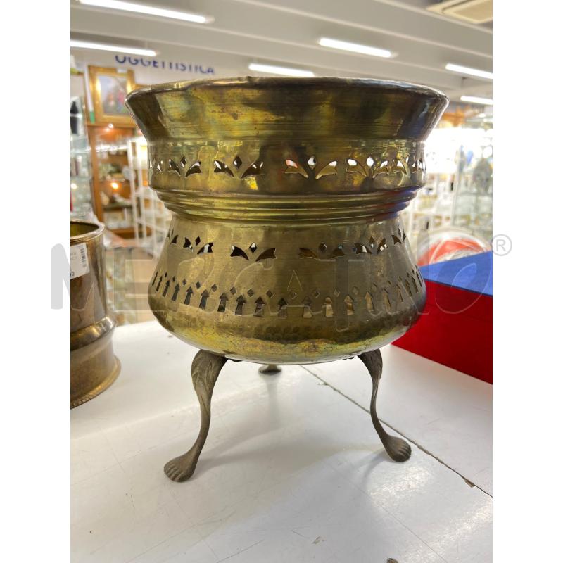 SOTTO VASO OTTONE BATTUTO A MANO 3 PIEDI | Mercatino dell'Usato Teramo 1