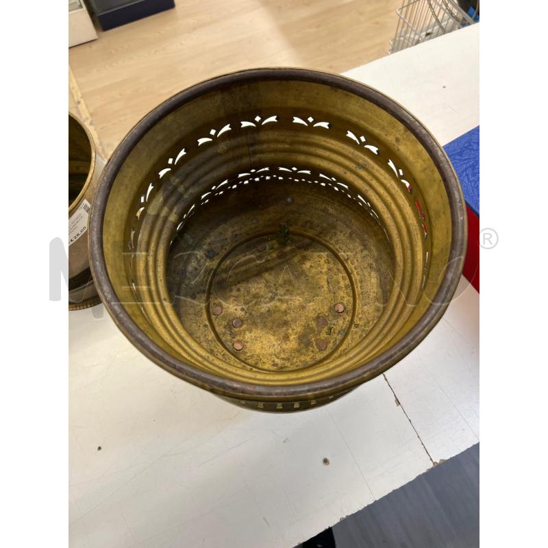 SOTTO VASO OTTONE BATTUTO A MANO 3 PIEDI | Mercatino dell'Usato Teramo 2