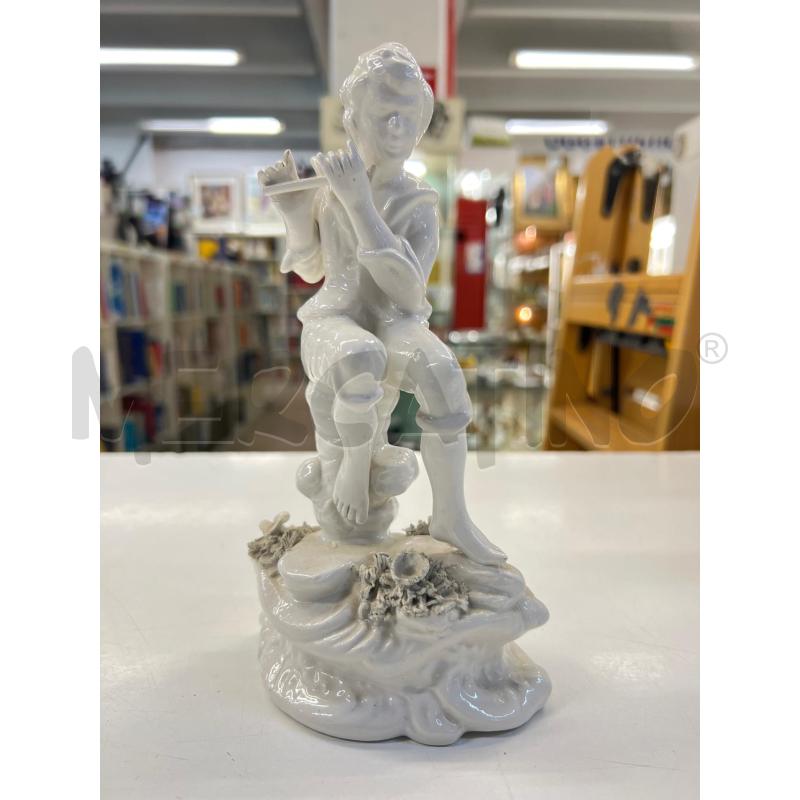 STATUETTA CAPODIMONTE BIANCA BASE CON FIORI UOMO SUONATORE FLAUTO | Mercatino dell'Usato Teramo 1