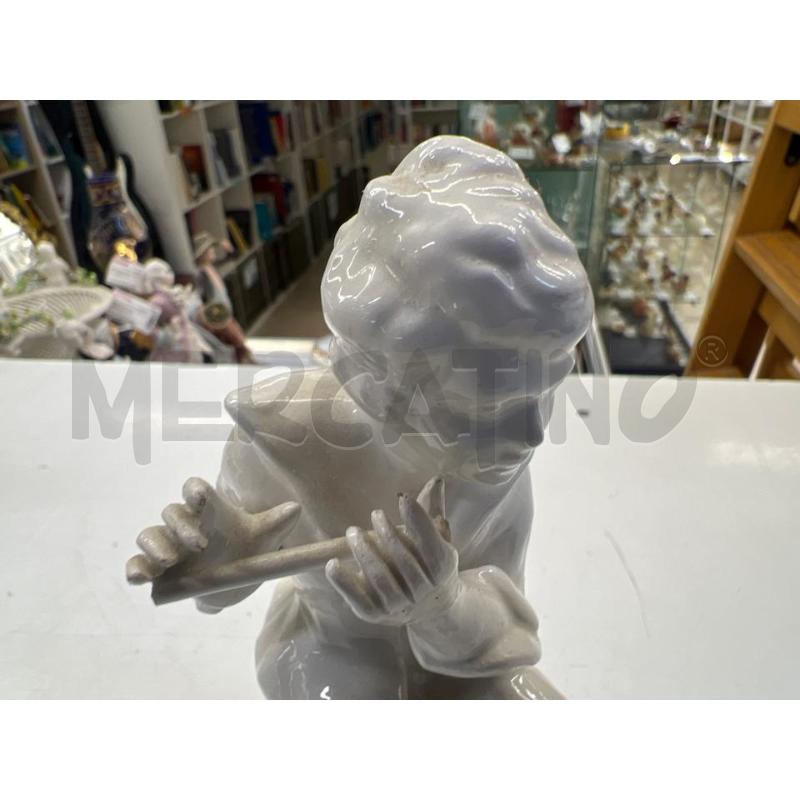 STATUETTA CAPODIMONTE BIANCA BASE CON FIORI UOMO SUONATORE FLAUTO | Mercatino dell'Usato Teramo 3