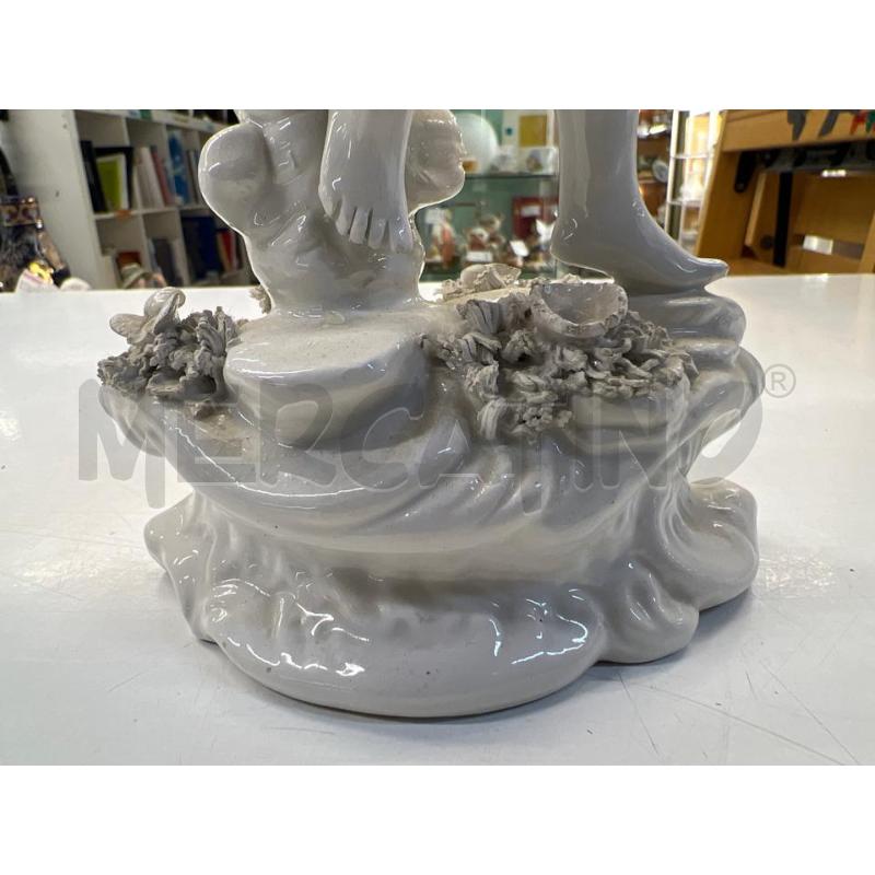 STATUETTA CAPODIMONTE BIANCA BASE CON FIORI UOMO SUONATORE FLAUTO | Mercatino dell'Usato Teramo 4