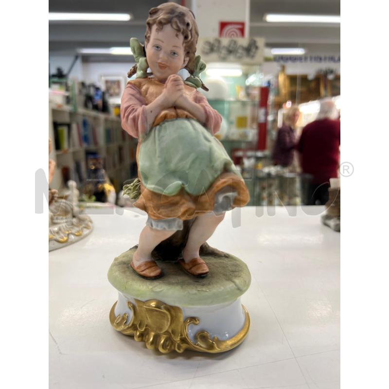 STATUETTA CAPODIMONTE BIMBA VESTITO ROSA VERDE SU BASE DORATA | Mercatino dell'Usato Teramo 1