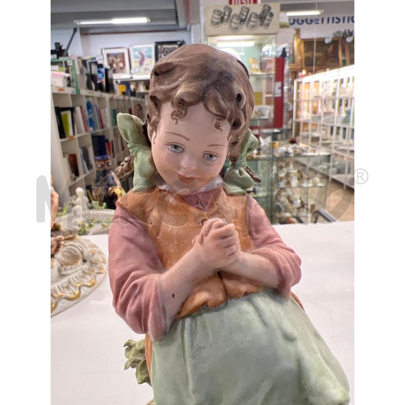 STATUETTA CAPODIMONTE BIMBA VESTITO ROSA VERDE SU BASE DORATA | Mercatino dell'Usato Teramo 4
