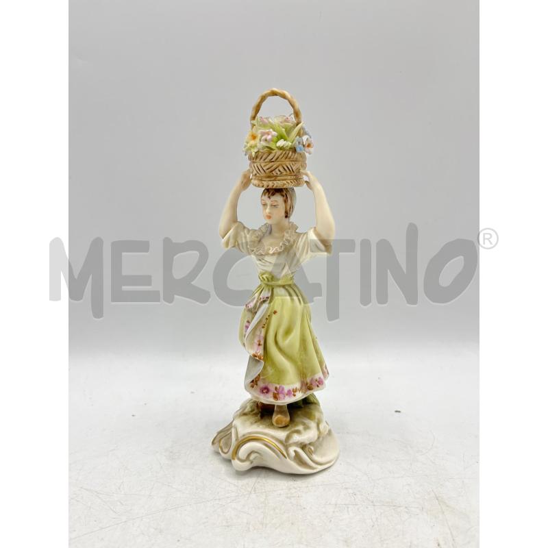 STATUETTA CAPODIMONTE DONNA CESTO FRUTTA IN TESTA FINITURE DORATE | Mercatino dell'Usato Teramo 1