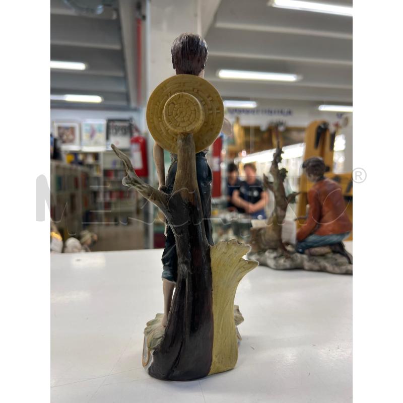 STATUETTA CAPODIMONTE RAGAZZO CON FALCE | Mercatino dell'Usato Teramo 3
