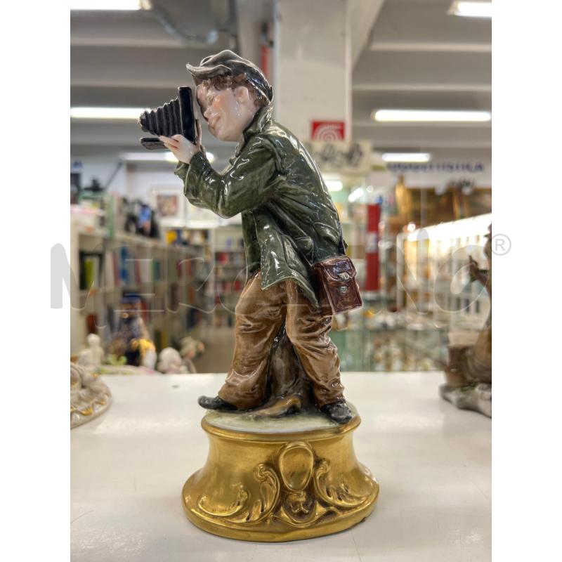 STATUETTA CAPODIMONTE RAGAZZO FOTOGRAFO BASE DORATA | Mercatino dell'Usato Teramo 1