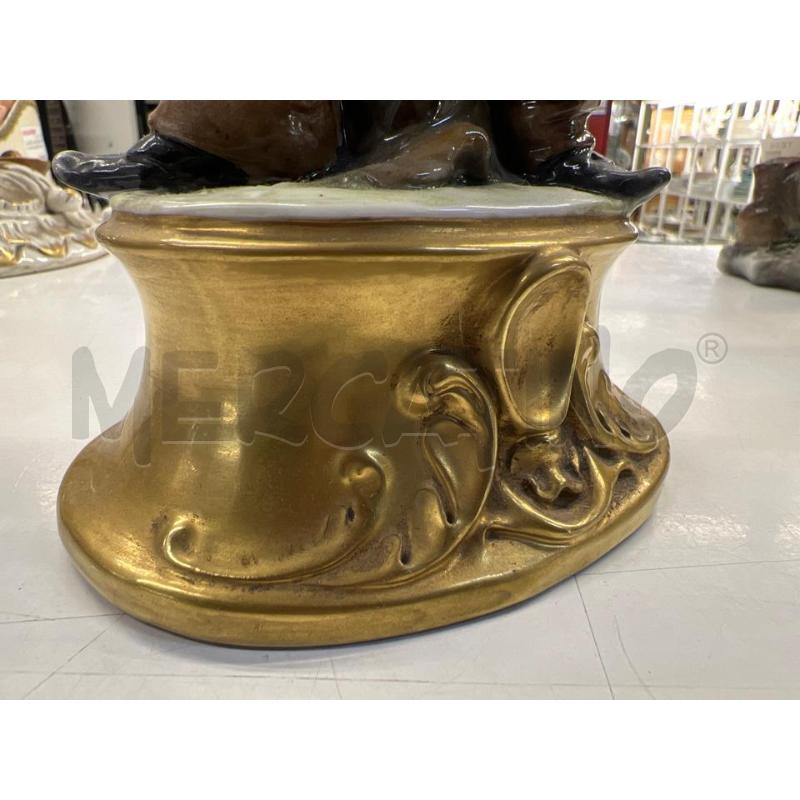 STATUETTA CAPODIMONTE RAGAZZO FOTOGRAFO BASE DORATA | Mercatino dell'Usato Teramo 3
