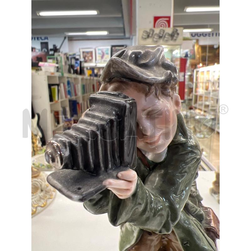 STATUETTA CAPODIMONTE RAGAZZO FOTOGRAFO BASE DORATA | Mercatino dell'Usato Teramo 4