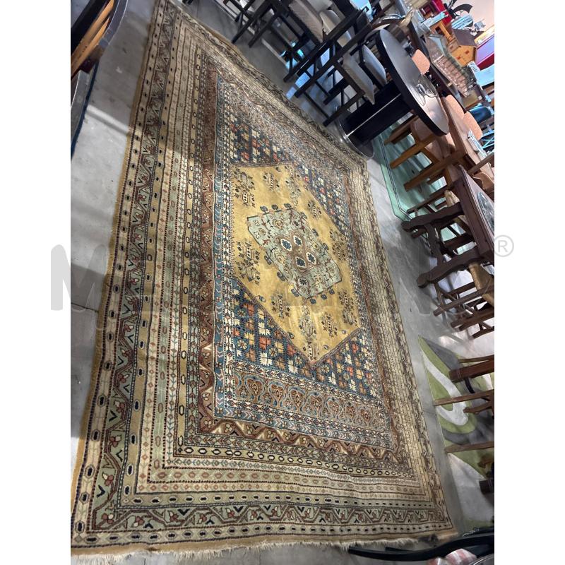 TAPPETO ORIENTALE IN LANA ROSONE CENTRALE FONDO GIALLO 240X325 | Mercatino dell'Usato Teramo 1