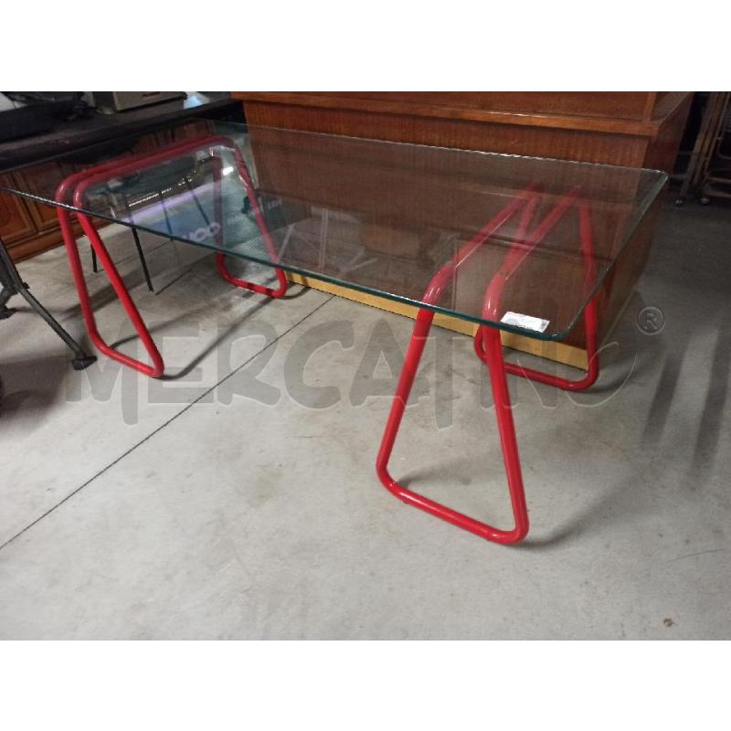 TAVOLO O SCRIVANIA 2 CAVALLETTI METALLO ROSSO PIANO IN VETRO STONDATO - MILO BAUGHMAN ANNI 70 | Mercatino dell'Usato Teramo 1