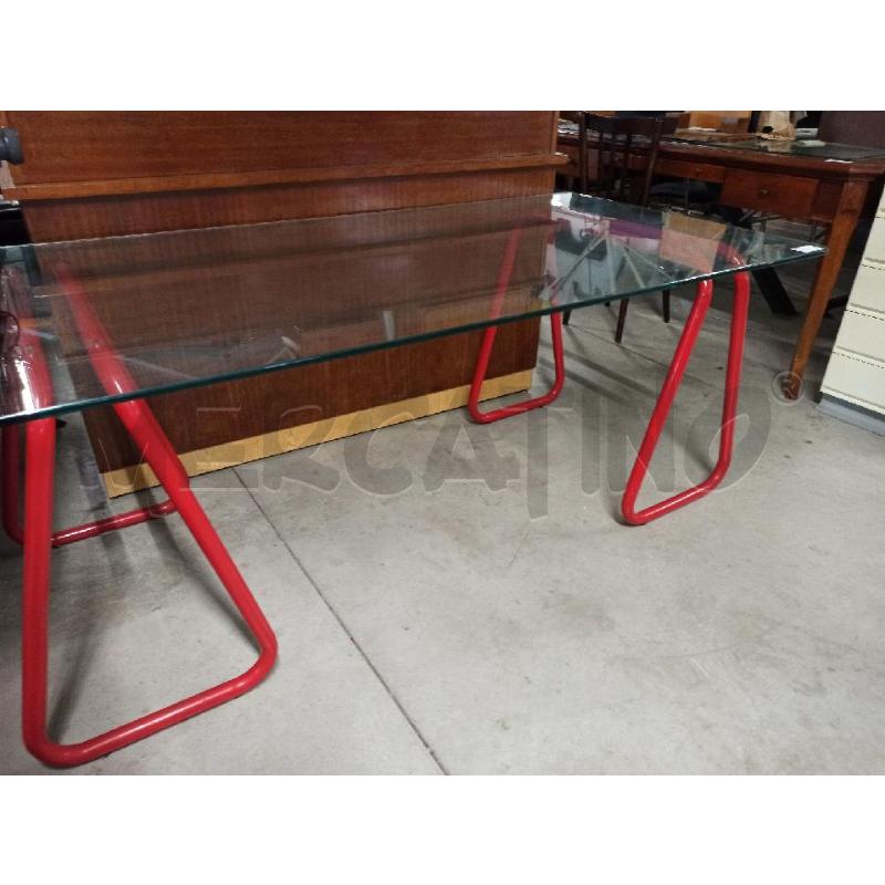 TAVOLO O SCRIVANIA 2 CAVALLETTI METALLO ROSSO PIANO IN VETRO STONDATO - MILO BAUGHMAN ANNI 70 | Mercatino dell'Usato Teramo 3