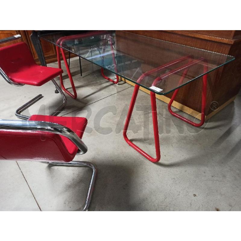 TAVOLO O SCRIVANIA 2 CAVALLETTI METALLO ROSSO PIANO IN VETRO STONDATO - MILO BAUGHMAN ANNI 70 | Mercatino dell'Usato Teramo 4