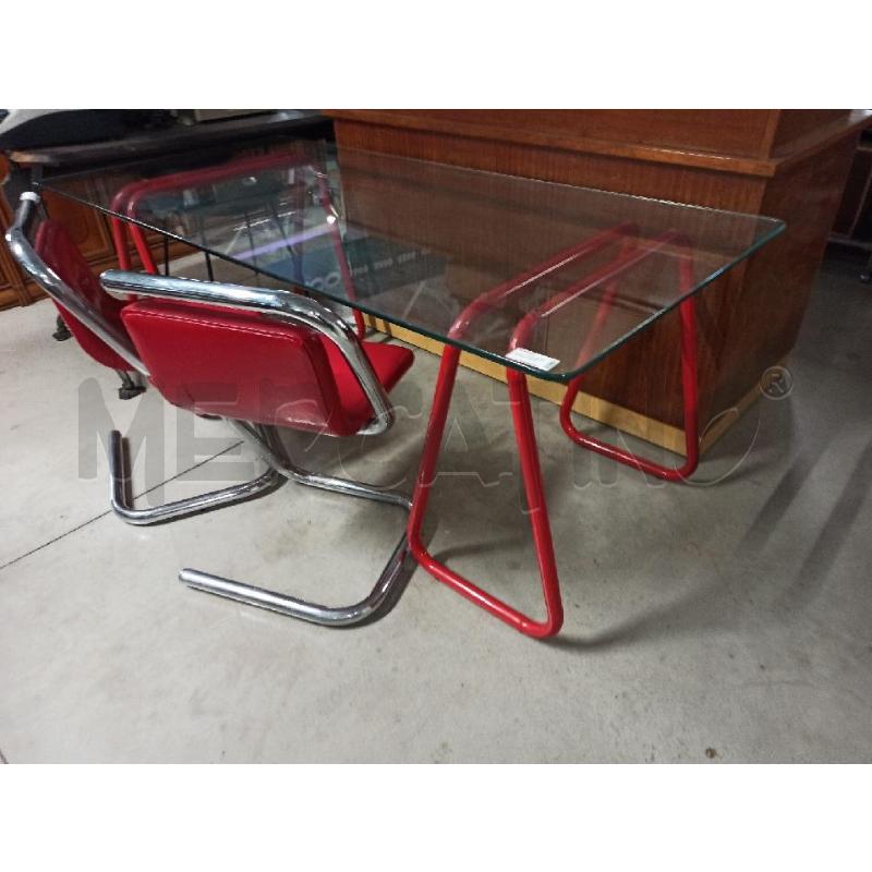 TAVOLO O SCRIVANIA 2 CAVALLETTI METALLO ROSSO PIANO IN VETRO STONDATO - MILO BAUGHMAN ANNI 70 | Mercatino dell'Usato Teramo 5