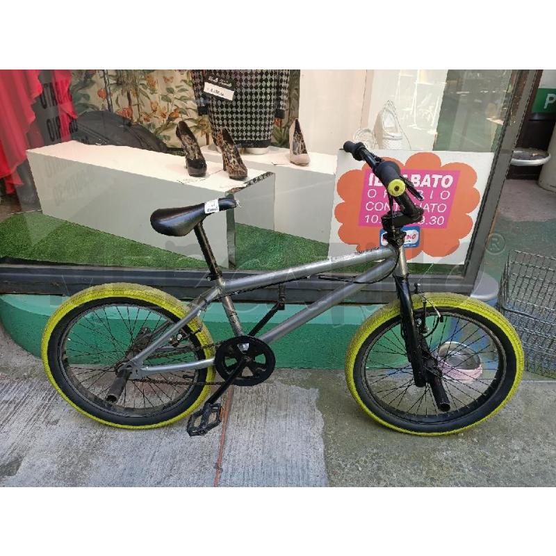 BICICLETTA RAGAZZO BMX DECATHLON GRIGIA COPERTONI FLUO  | Mercatino dell'Usato Moncalieri bengasi 1