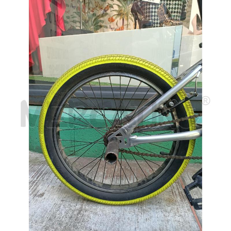 BICICLETTA RAGAZZO BMX DECATHLON GRIGIA COPERTONI FLUO  | Mercatino dell'Usato Moncalieri bengasi 2