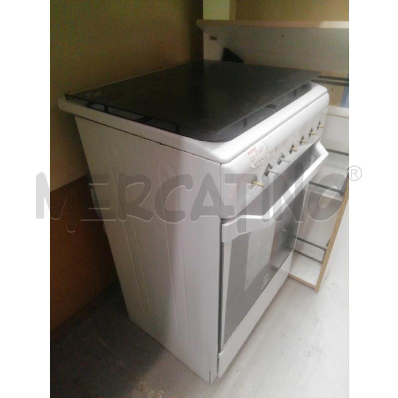 CUCINA A GAS INDESIT BIANCA | Mercatino dell'Usato Moncalieri bengasi 1