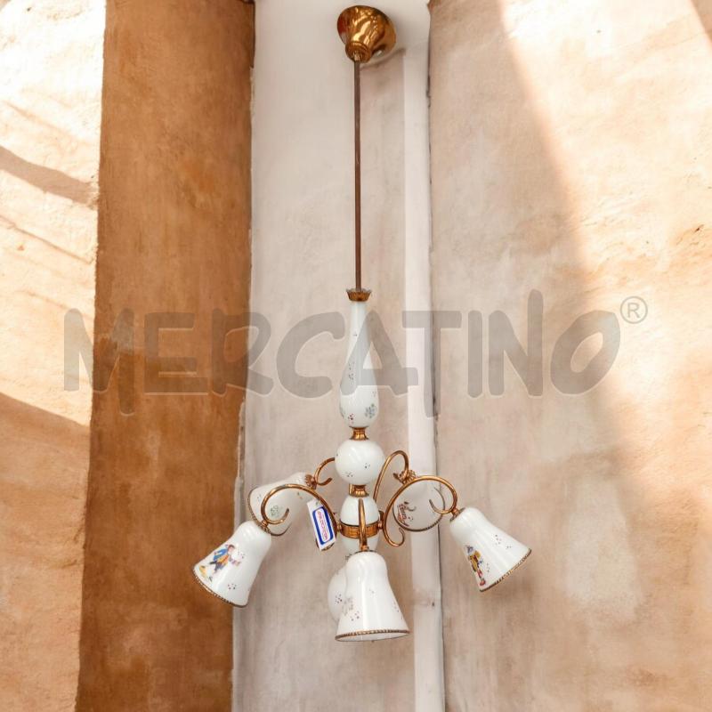 LAMPADARIO VETRO BIANCO OPALINE C/BOCCE DECORO FIGURE CARNEVALE  | Mercatino dell'Usato Moncalieri bengasi 1