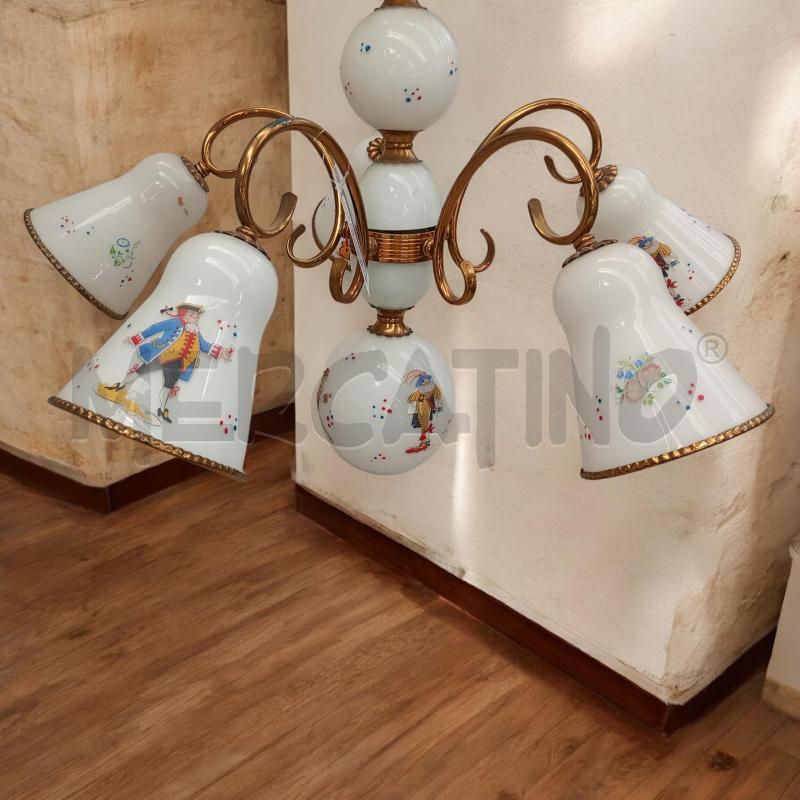 LAMPADARIO VETRO BIANCO OPALINE C/BOCCE DECORO FIGURE CARNEVALE  | Mercatino dell'Usato Moncalieri bengasi 3