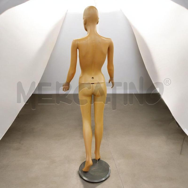 MANICHINO DONNA CON PIEDISTALLO | Mercatino dell'Usato Moncalieri bengasi 3