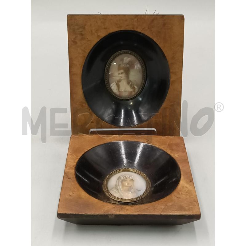 MINIATURA QUADRETTI COPPIA DAMINE CORNICE INTERNA OVALE E SIMIL RADICA  | Mercatino dell'Usato Moncalieri bengasi 1