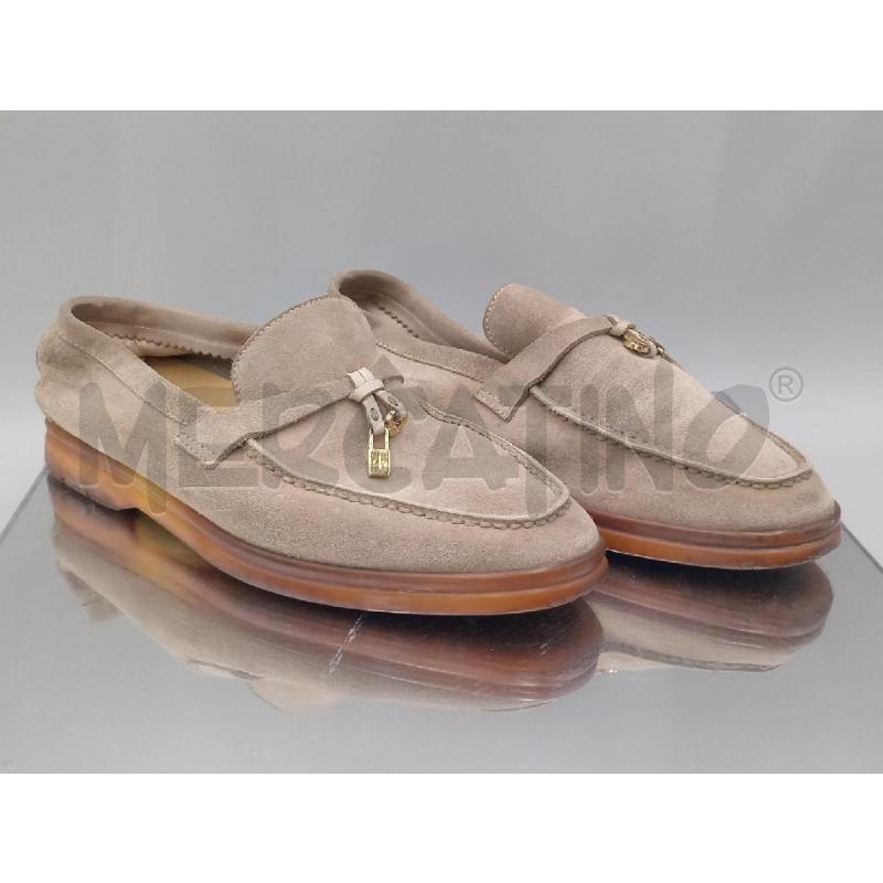 MOCASSINI DONNA LORO PIANA IN PELLE SCAMOSCIATA CON CIONDOLI LOGO COLOR ORO | Mercatino dell'Usato Moncalieri bengasi 1