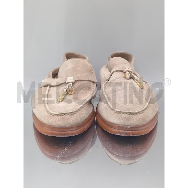 MOCASSINI DONNA LORO PIANA IN PELLE SCAMOSCIATA CON CIONDOLI LOGO COLOR ORO | Mercatino dell'Usato Moncalieri bengasi 2