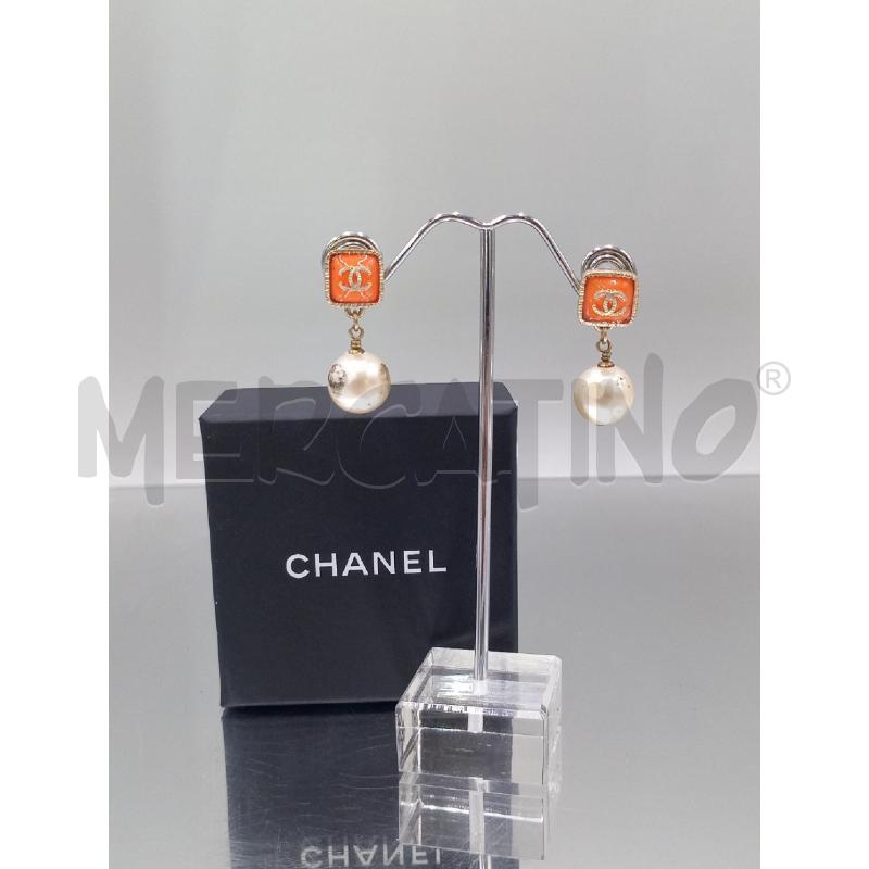 ORECCHINI CHANEL PENDENTI CON PERLA LOGO SU BASE ARANCIONE | Mercatino dell'Usato Moncalieri bengasi 1