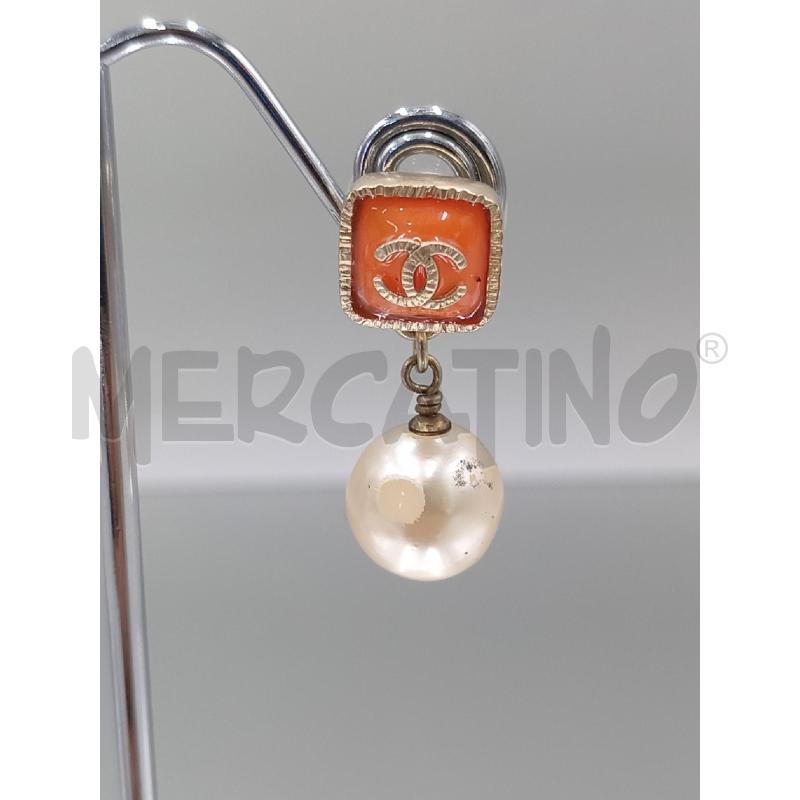 ORECCHINI CHANEL PENDENTI CON PERLA LOGO SU BASE ARANCIONE | Mercatino dell'Usato Moncalieri bengasi 4
