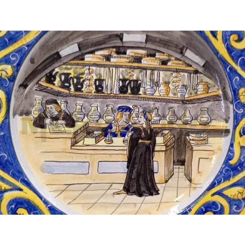 PIATTO CERAMICA GUBBIO C/DECORO PERSONAGGI DELL'EPOCA  | Mercatino dell'Usato Moncalieri bengasi 2