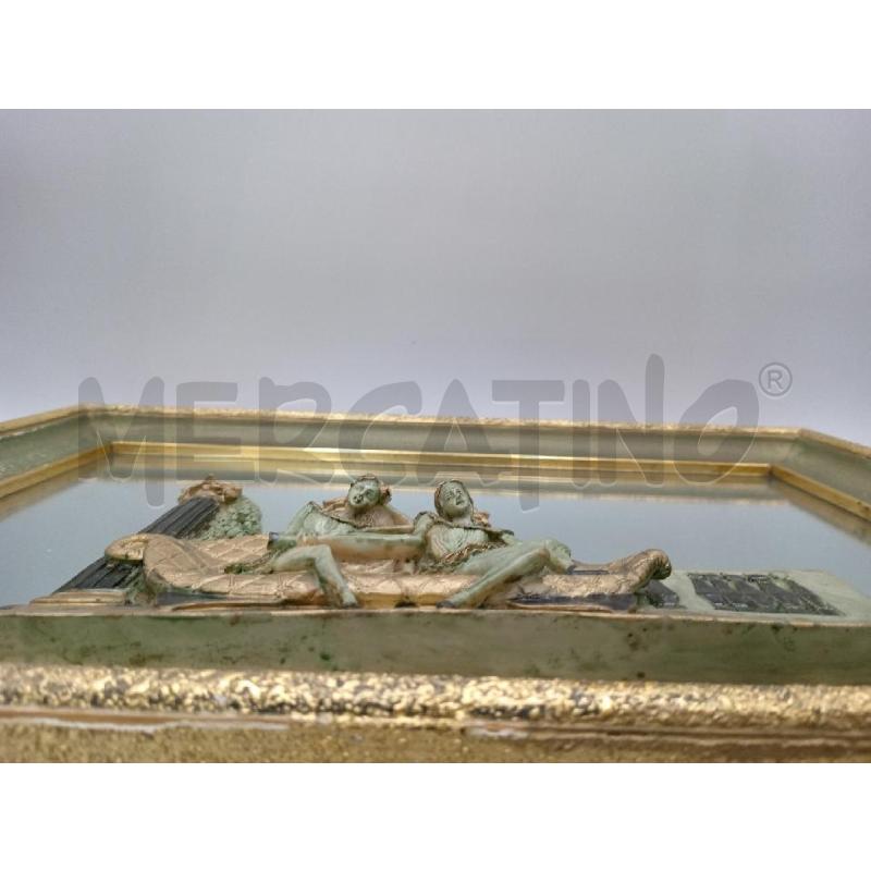 QUADRO SPECCHIO CON DONNE IN RILIEVO SU DIVANO FIRMA PISCITELLI MISURE CM 38 X 53 | Mercatino dell'Usato Moncalieri bengasi 5