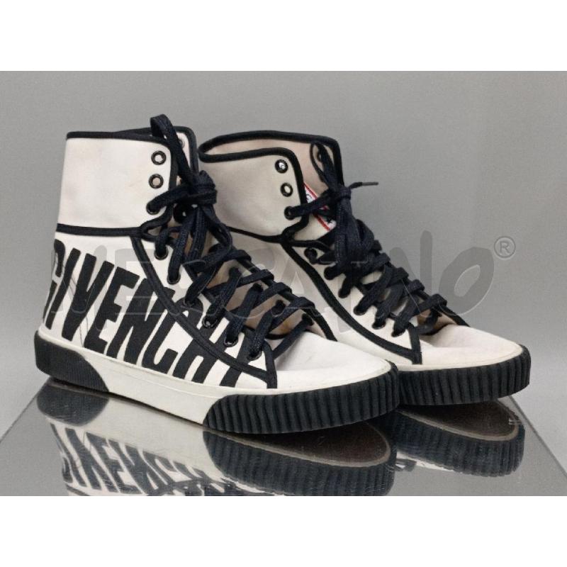 SCARPE DONNA GIVENCHY SNEAKERS BIANCHE CON SCRITTA NERA  | Mercatino dell'Usato Moncalieri bengasi 1