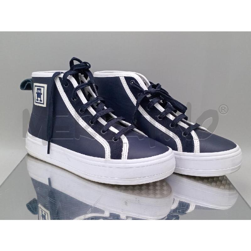 SCARPE DONNA TOMMY HILFIGHER NERE RIGHE BIANCHE | Mercatino dell'Usato Moncalieri bengasi 1