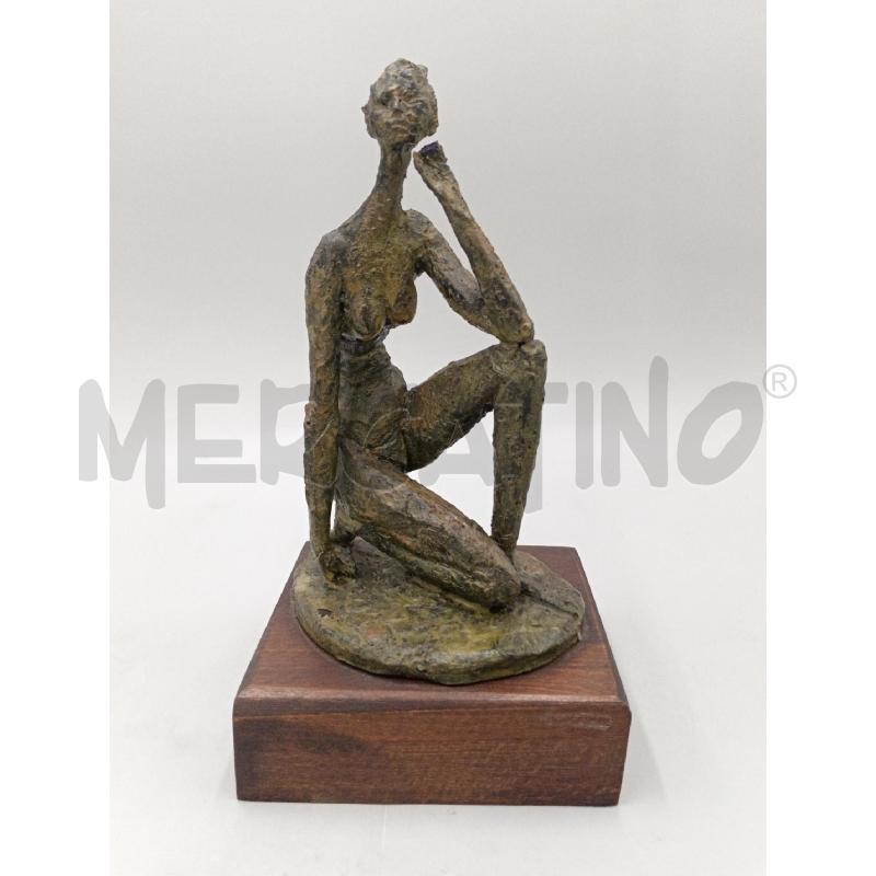 SCULTURA TERRACOTTA DONNA SEDUTA C/TESTA INCOLLATA E MANO SBECCATA C/BASETTA LEGNO QUADRATA  | Mercatino dell'Usato Moncalieri bengasi 1