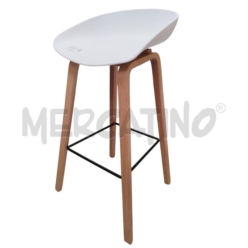 SGABELLO MODERNO SEDUTA PLASTICA BIANCA BASE LEGNO | Mercatino dell'Usato Moncalieri bengasi 2
