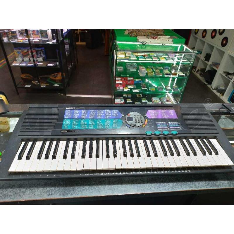 TASTIERA MUSICALE YAMAHA PSR 185 CON ALIMENTATORE FUNZIONNATE  | Mercatino dell'Usato Moncalieri bengasi 1