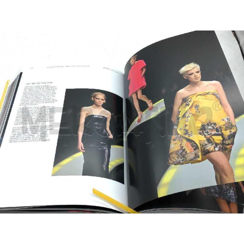 VERSACE SFILATE TUTTE LE COLLEZIONI CON PIU' DI 1100 FOTO EDIZIONI L'IPPOCAMPO 2021 | Mercatino dell'Usato Moncalieri bengasi 3