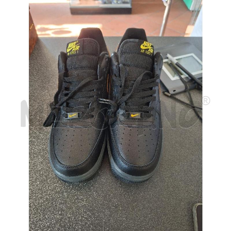 SCARPE NIKE AIR FORCE 1 NERE GIALLI N.42.5 | Mercatino dell'Usato Frossasco 3
