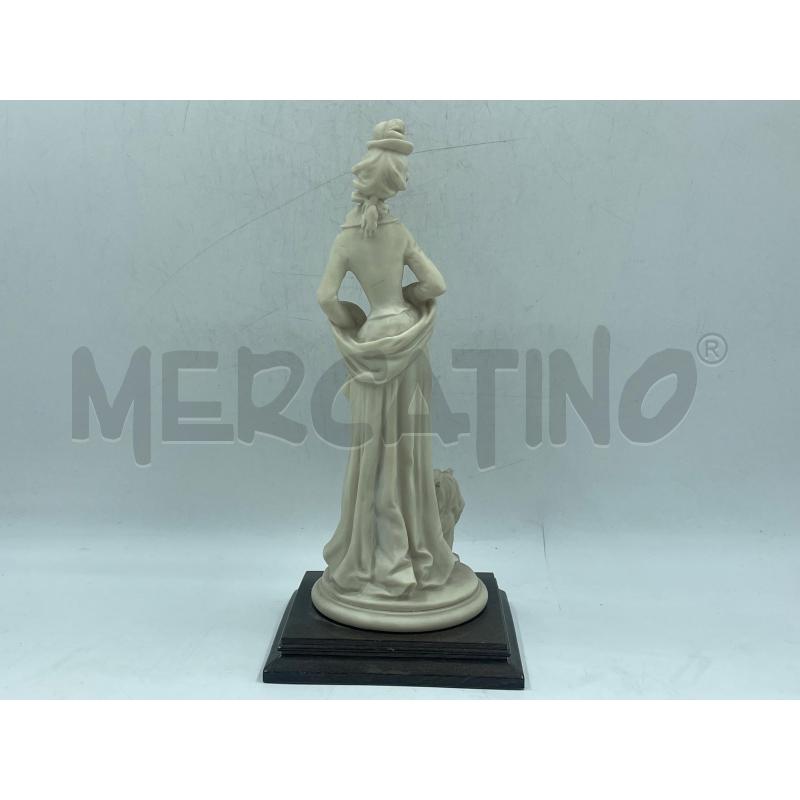STATUINA DAMA CON CAGNOLINO F.TA A. BELCARI | Mercatino dell'Usato Torino via ceresole 3
