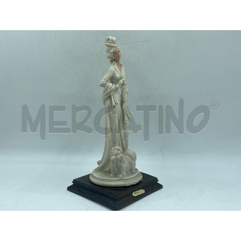 STATUINA DAMA CON CAGNOLINO F.TA A. BELCARI | Mercatino dell'Usato Torino via ceresole 4