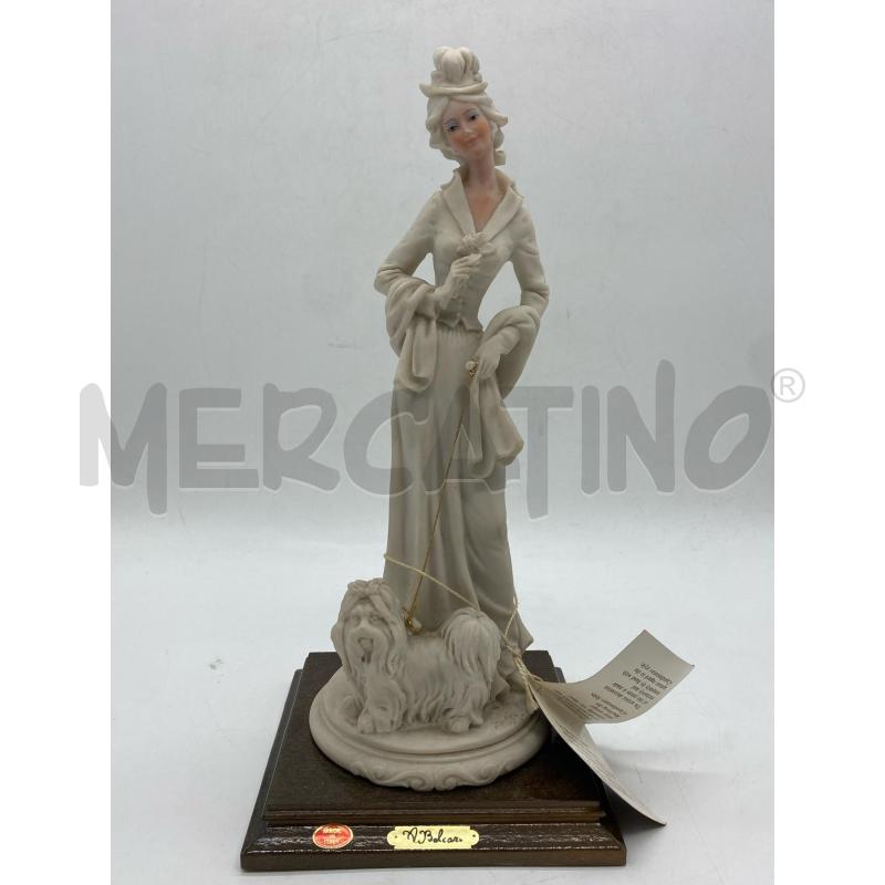 SOPRAMMOBILE STATUINA DAMA CON CAGNOLINO | Mercatino dell'Usato Torino c.so traiano 1