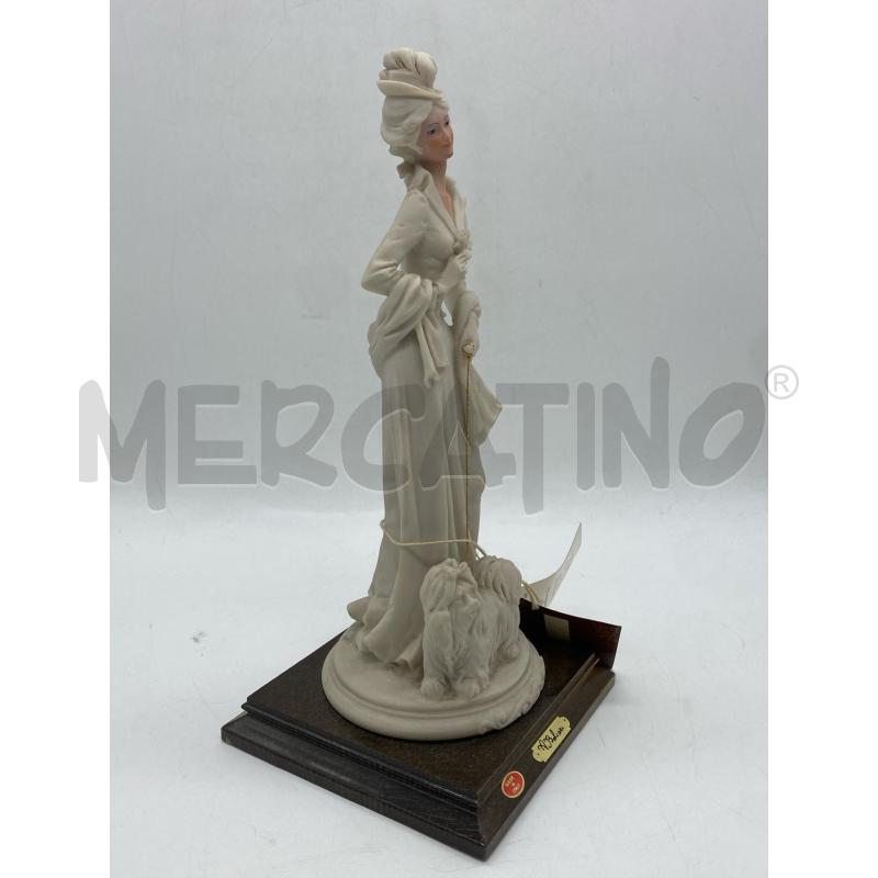SOPRAMMOBILE STATUINA DAMA CON CAGNOLINO | Mercatino dell'Usato Torino c.so traiano 3