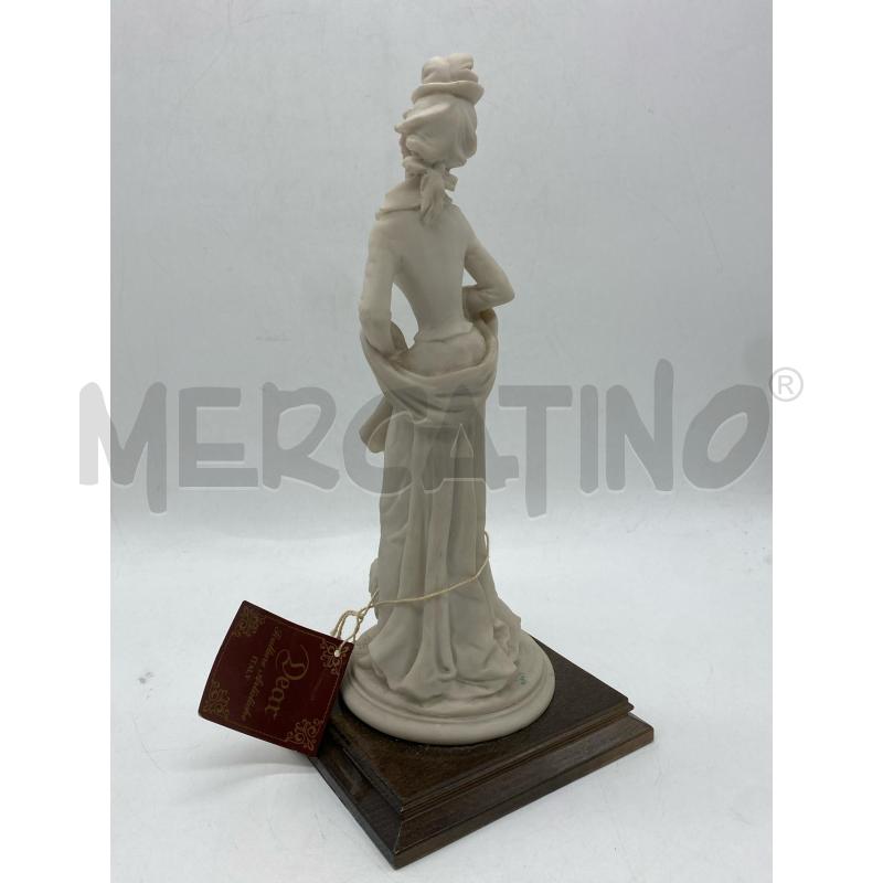 SOPRAMMOBILE STATUINA DAMA CON CAGNOLINO | Mercatino dell'Usato Torino c.so traiano 4